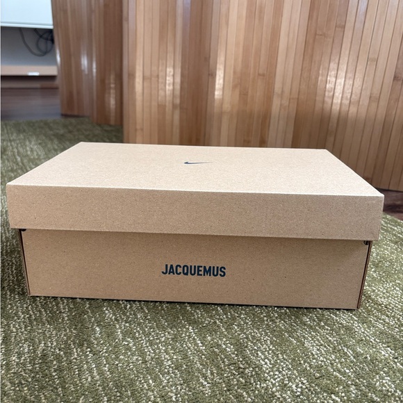 WOMEN'S AIR MAX 1 SP NIKE X JACQUEMUS - SUMMIT WHITE/METALLIC SILVER/SAIL - Picture 2 of 3